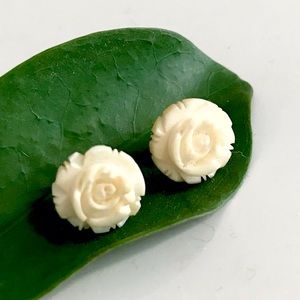 Vintage Flower stud earrings - white
